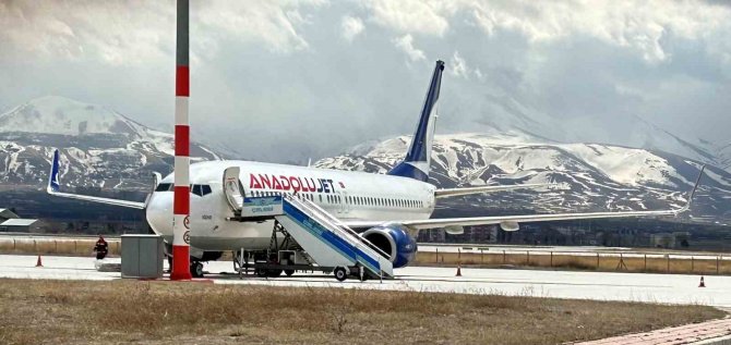 Motor Ve Kanat Kısmını İniş Sırasında Piste Sürten Thy’nin Tk 7575 Sefer Sayılı Uçağı Erzurum Havalimanında Onarılacak