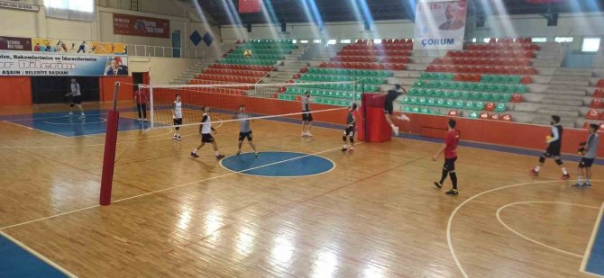 Siirt Belediyesi Erkek Voleybol Takımı Hazırlıklarını Sürdürüyor