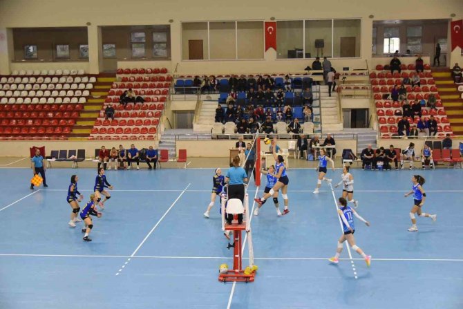 Bozüyük Belediyesi, Çeyrek Finalde Sivas İ̇l Özel İ̇dare Voleybol Takımı’nı 3-0 Yendi