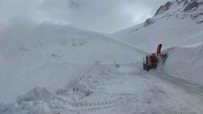Türkiye’nin Büyük Bir Bölümü İlkbaharı Karşılarken Van’da Karla Mücadele Sürüyor