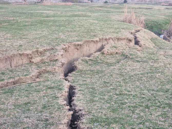 Hemite Kalesi’nin Eteğindeki Fay Kırıkları Dikkat Çekti