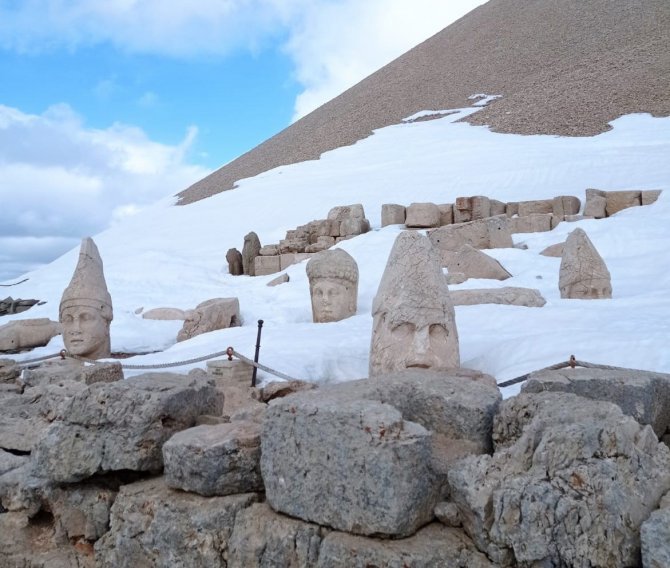 Nemrut Dağı’ndaki Heykeller Depremde Zarar Görmedi