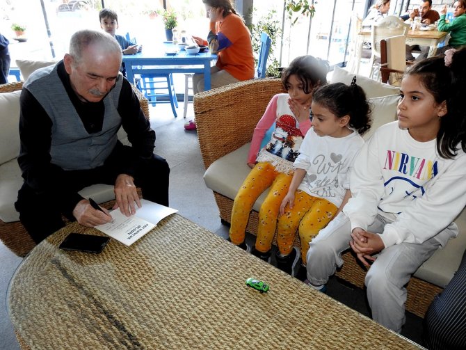 Çeşmeli Çocuk Kitapları Yazarı, Depremzede Çocuklara Kitaplarını İmzaladı