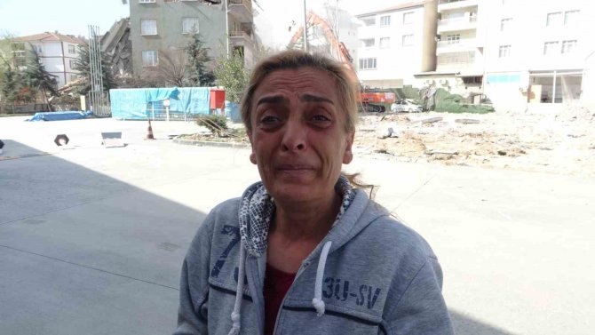 Depremde Ağır Hasar Alan Evinin Yıkılışını Gözyaşları İle İzledi