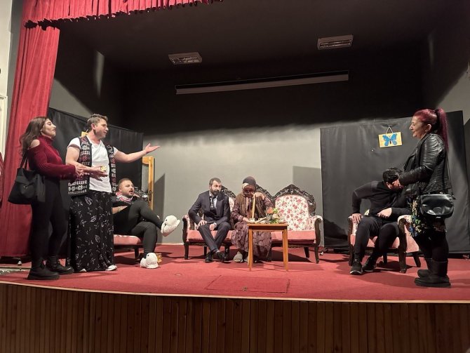 Ardahanlı Tiyatro Grubu Depremzedeler İçin Sahne Aldı