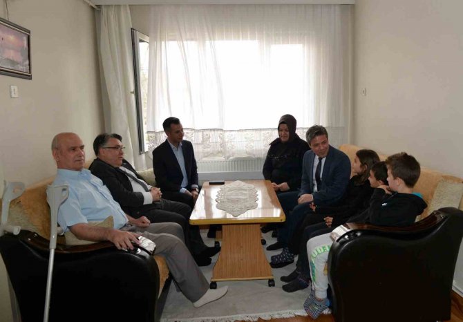 Rektör Özölçer Depremzedelere Ziyaretlerini Sürdürüyor