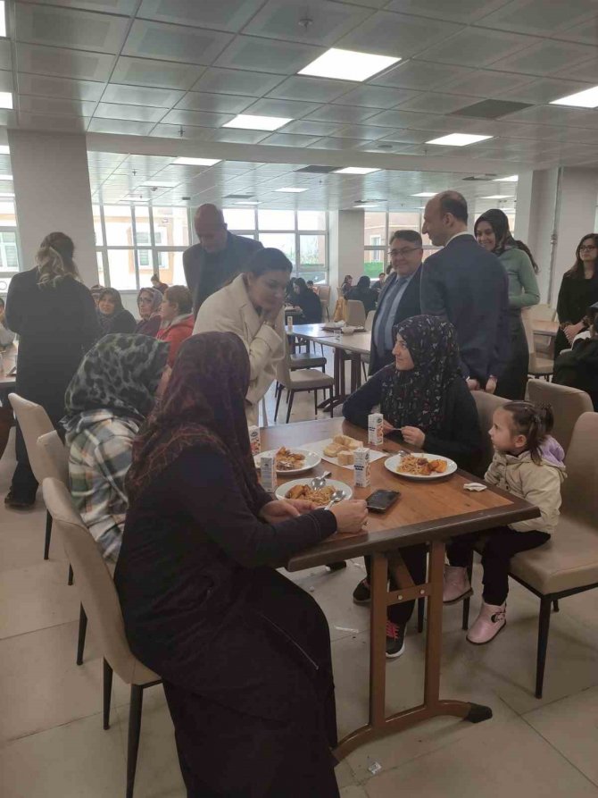 Rektör Özölçer Depremzedelere Ziyaretlerini Sürdürüyor