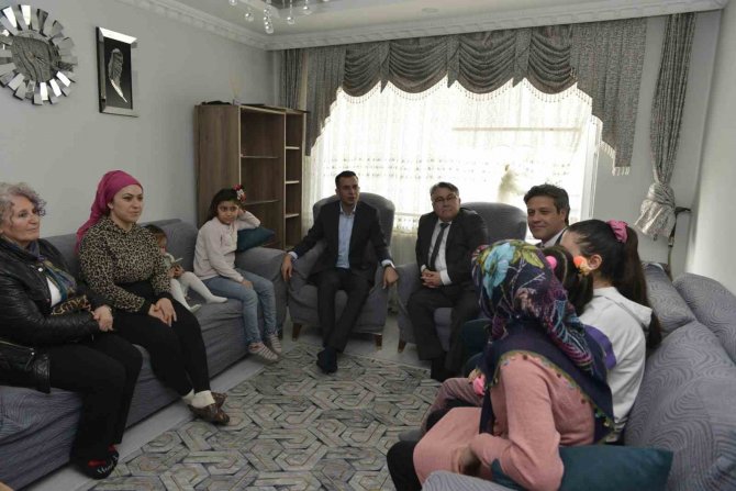 Rektör Özölçer Depremzedelere Ziyaretlerini Sürdürüyor