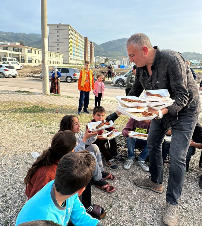 Adanalı Kebapçı Deprem Bölgelerine Giderek Kebap Yapıyor