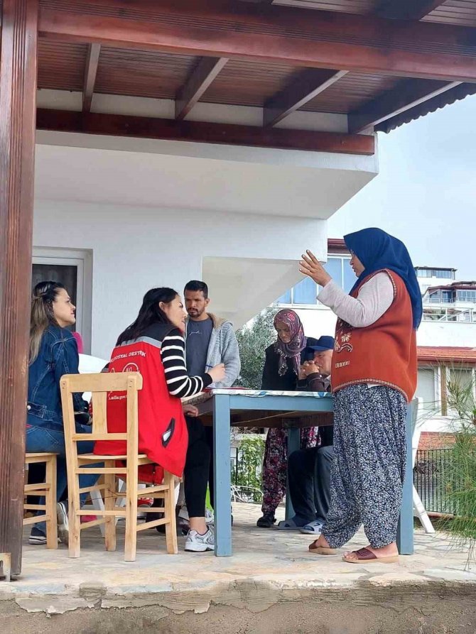 Kırmızı Yeleklilerin Psikososyal Destek Hizmeti Devam Ediyor