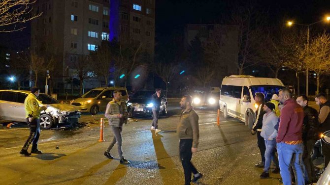 Yaralamalı Kazaya Karışan Sürücü Olay Yerinden Firar Etti