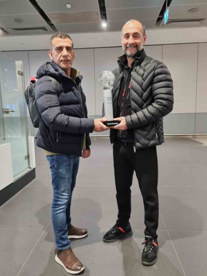 Şampiyon Milli Bilardocular Semih Saygıner Ve Tayfun Taşdemir Yurda Döndü