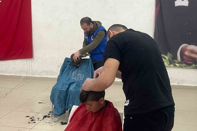 Öğrencilere Ücretsiz Saç Tıraşı