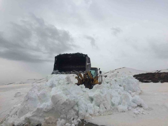 Batman’da Açılan Yolda Kar Kütlesi İş Makinesi Boyunu Geçti