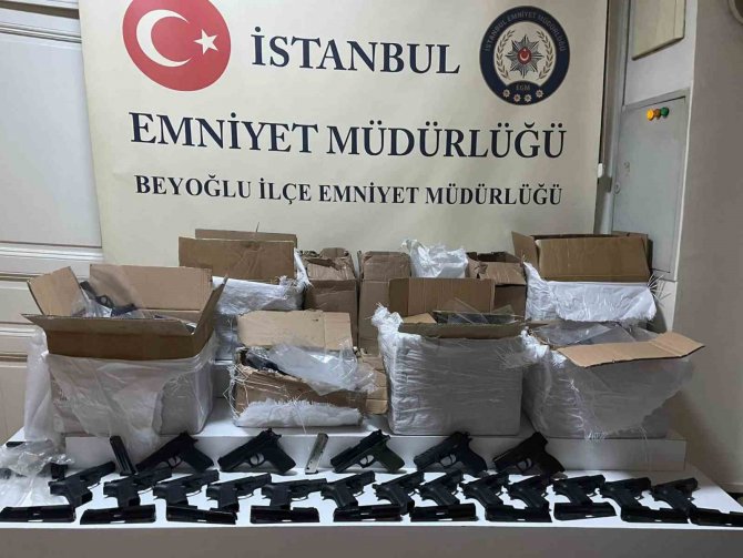 Beyoğlu Polisinden Silah Operasyonu: Otopark Ofisinde Onlarca Silah Ele Geçirildi