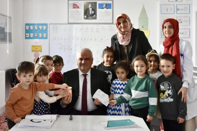Kumbaralarındaki Harçlıklarını Depremzede Kardeşleri İçin Bağışladılar