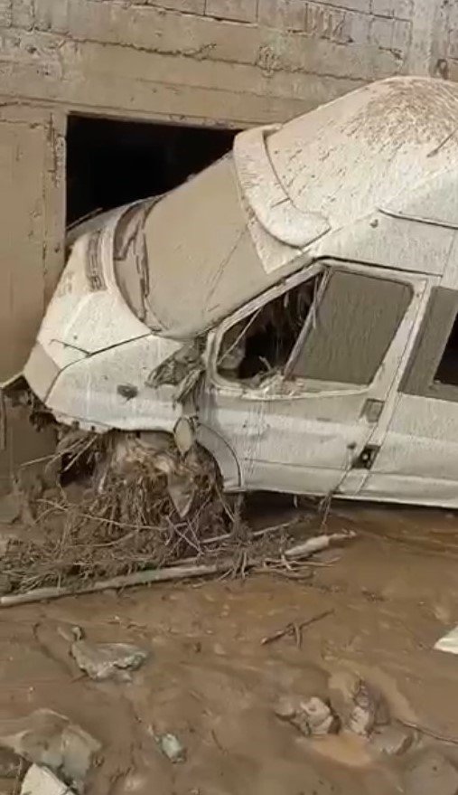 Bitlis’te Sulama Göleti Patladı: Sel Suları Mahalleyi Yuttu