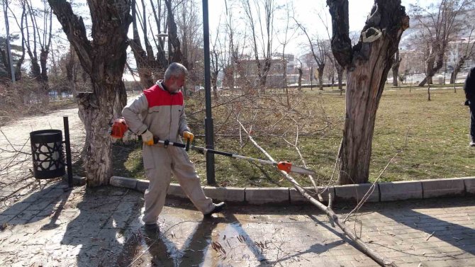 Tatvan’da Park Ve Bahçelerde Bahar Temizliği