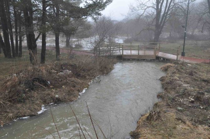 Eriyen Karlar Abant Gölü İle Buluştu