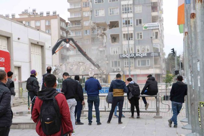 Tesadüfen Gördü, Hüzünle İzledi