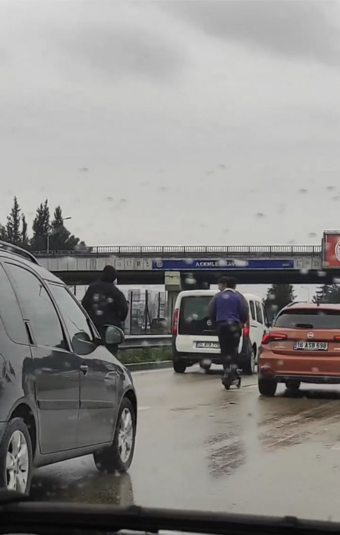 Bursa’da Gençlerin Tehlikeli Scooter Yolculuğu Kamerada