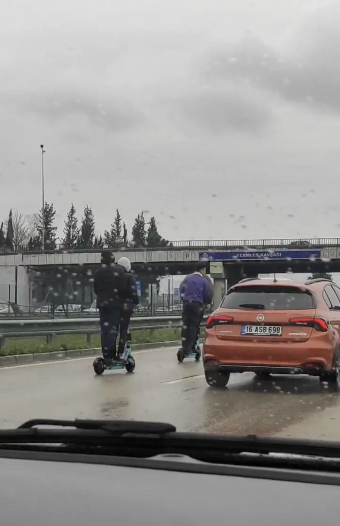Bursa’da Gençlerin Tehlikeli Scooter Yolculuğu Kamerada