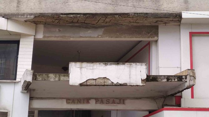 Kolonları Patlayan Pasajın Yöneticisi: “Ben Binada Tehlike Görmüyorum”