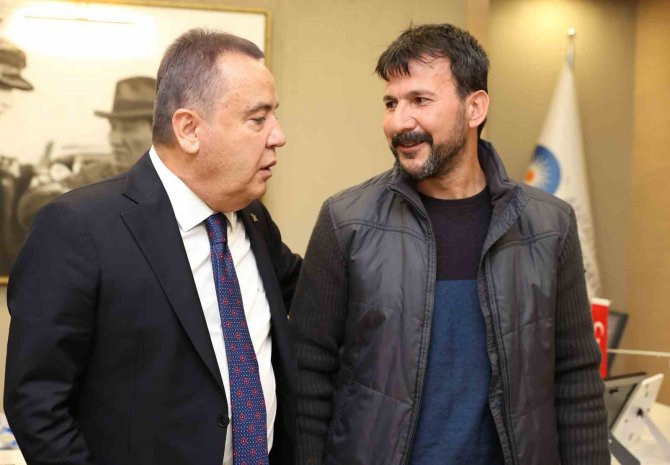 Enkazdan 162. Saat Sonra Sağ Çıkan Depremzede, Onu Kurtaran Kahramanlarıyla Buluştu