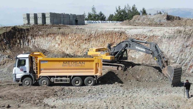 Bakan Kurum: "72 Bin 596 Konut Yapacağımız Kahramanmaraş’ta İlk Kazmayı Vurduk"