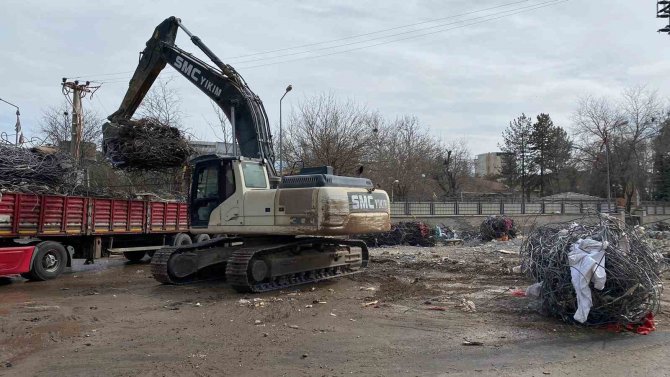 89 Kişinin Hayatını Kaybettiği Diyar Galeria İ̇ş Merkezi’nin Enkazından Demir Yığınları Çıkartılıyor