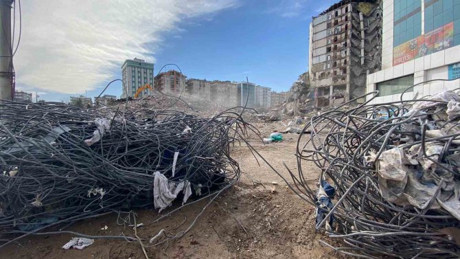 89 Kişinin Hayatını Kaybettiği Diyar Galeria İ̇ş Merkezi’nin Enkazından Demir Yığınları Çıkartılıyor