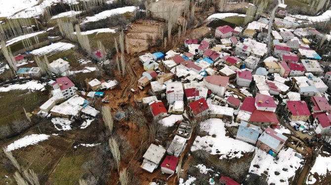 Göletin Set Duvarı Yıkıldı, Hayvanlar Telef Oldu, Araçlar Kullanılamaz Hale Geldi