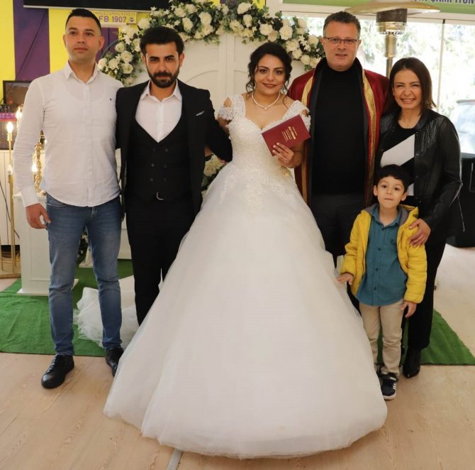 Enkazdan Kurtuldu, Alaşehir’de Gözyaşlarıyla Evlendi
