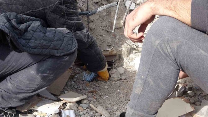Enkaz Altında Sağlam Kalan Camları Tek Tek Topladı