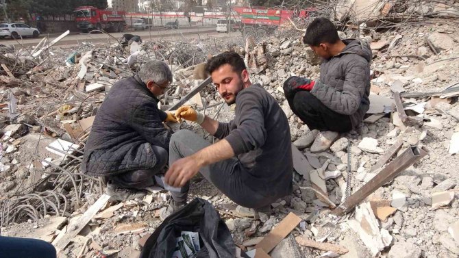 Enkaz Altında Sağlam Kalan Camları Tek Tek Topladı