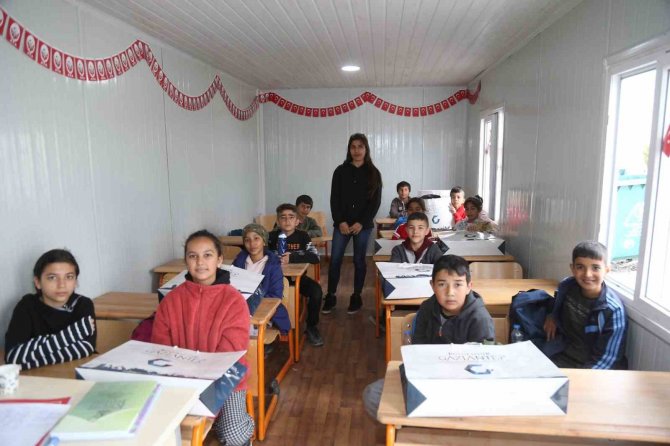 İ̇lk Ders Gününde Öğrencilere Kırtasiye Ve Çanta Desteği