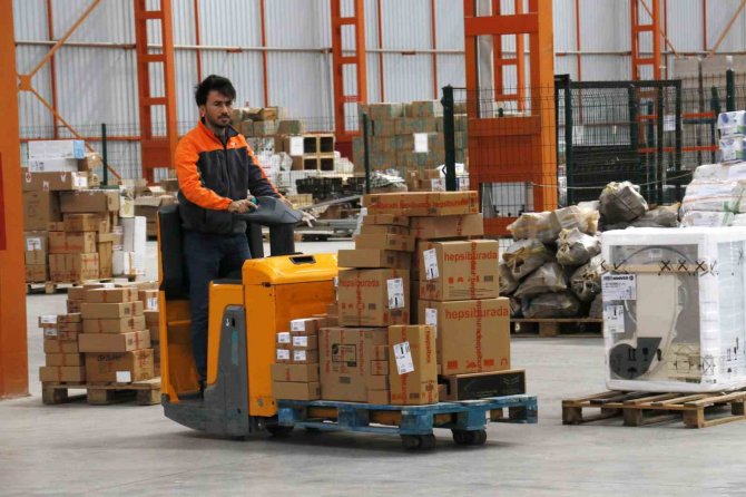 Hepsiburada Deprem Bölgesine Lojistik Destek Sağlıyor