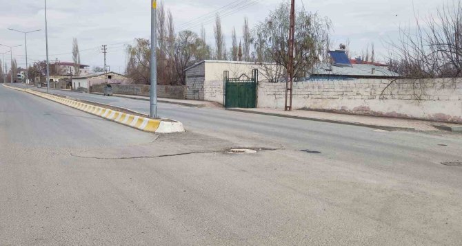 Motosiklet Kamyonetin Altında Kaldı: 1 Ölü