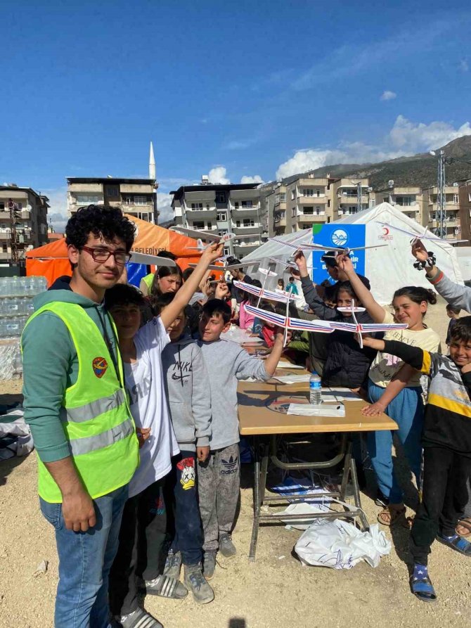 İ̇skenderun’da Depremzede Çocuklar Maket Uçak Yaptı