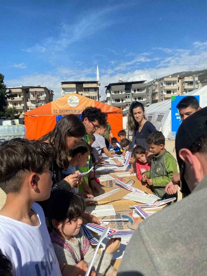 İ̇skenderun’da Depremzede Çocuklar Maket Uçak Yaptı