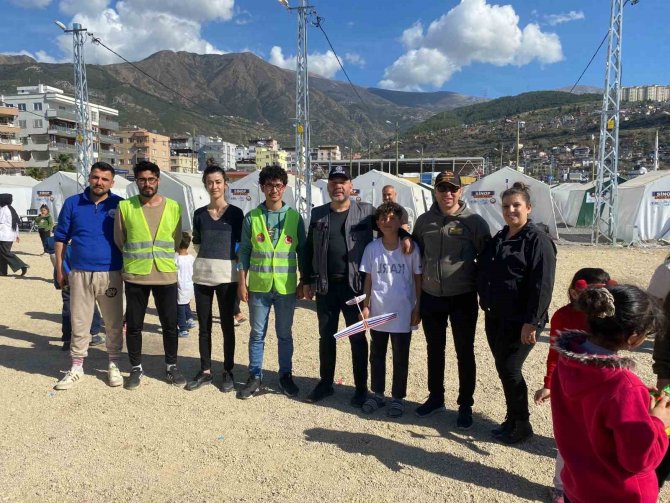 İ̇skenderun’da Depremzede Çocuklar Maket Uçak Yaptı
