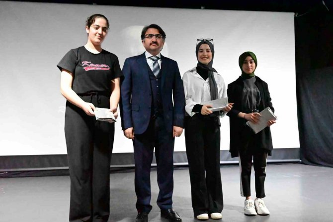 Kemer’de İ̇stiklal Marşı’nın Kabulü Törenle Kutlandı