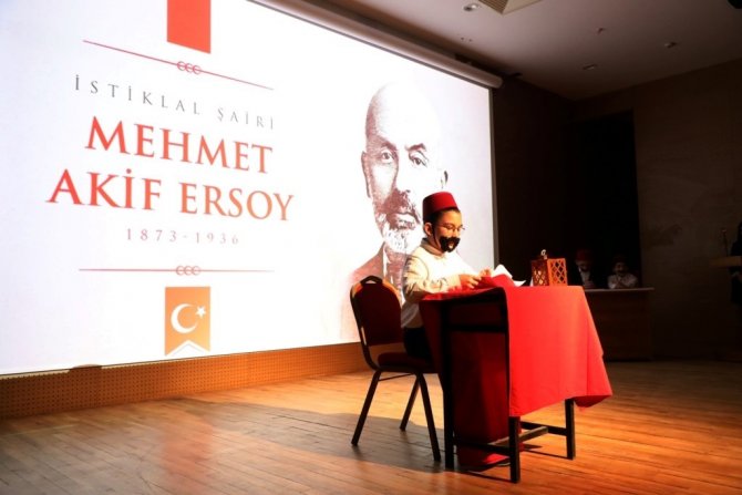 Sahnede İstiklal Şairini Anlattılar