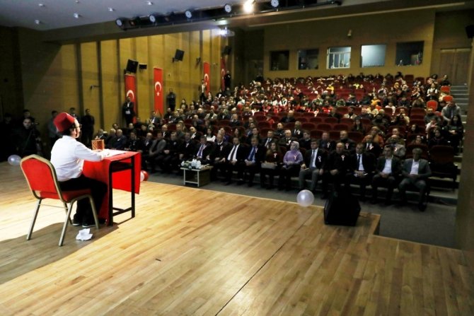 Sahnede İstiklal Şairini Anlattılar