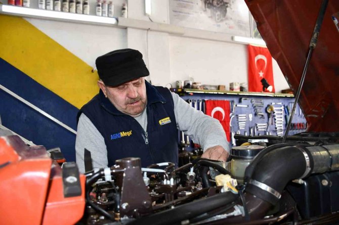 İ̇znik’te Yarım Asırdır Traktörlere Hayat Veriyor