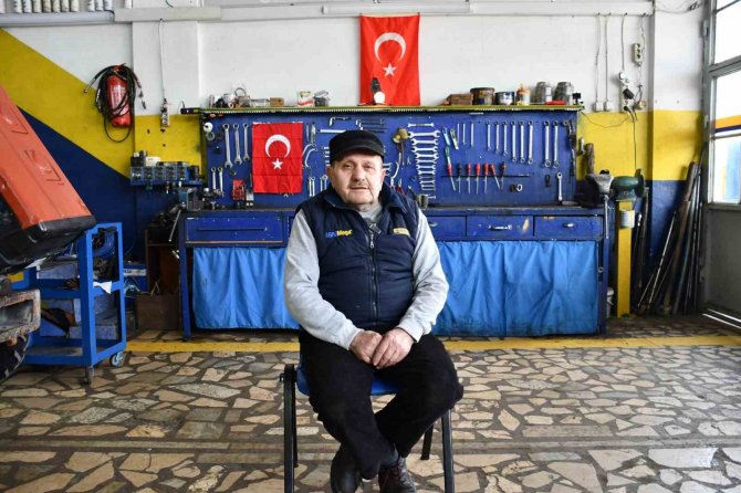 İ̇znik’te Yarım Asırdır Traktörlere Hayat Veriyor