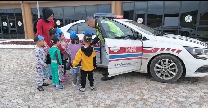 Jandarma Trafik Ekipleri Depremzede Çocukları Unutmadı