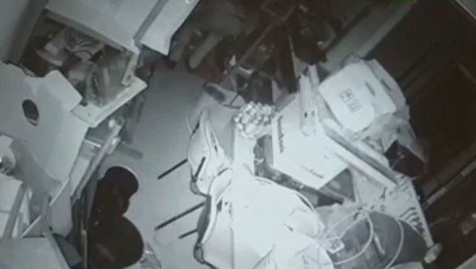 Kağıthane’de Kablo Hırsızlığı Kamerada: İ̇şyerinden 4 Bin Lira Değerinde Kablo Çaldı