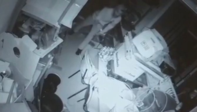 Kağıthane’de Kablo Hırsızlığı Kamerada: İ̇şyerinden 4 Bin Lira Değerinde Kablo Çaldı