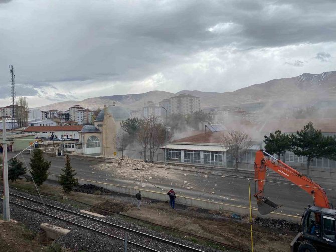 Niğde’de Depremde Hasar Alan Minare Yıkıldı